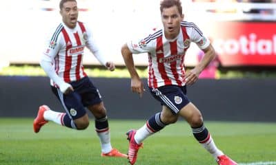 Fotografía de archivo donde aparece el exjugador de fútbol, Omar Bravo (d). EFE/Ulises Ruiz Basurto