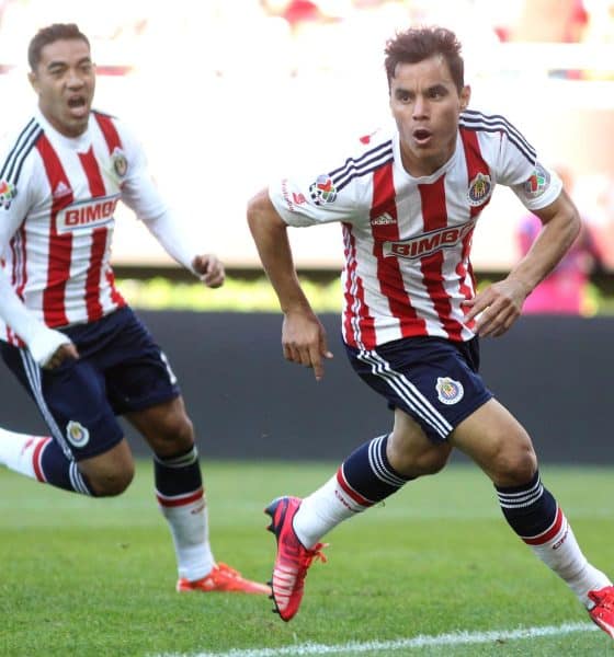 Fotografía de archivo donde aparece el exjugador de fútbol, Omar Bravo (d). EFE/Ulises Ruiz Basurto