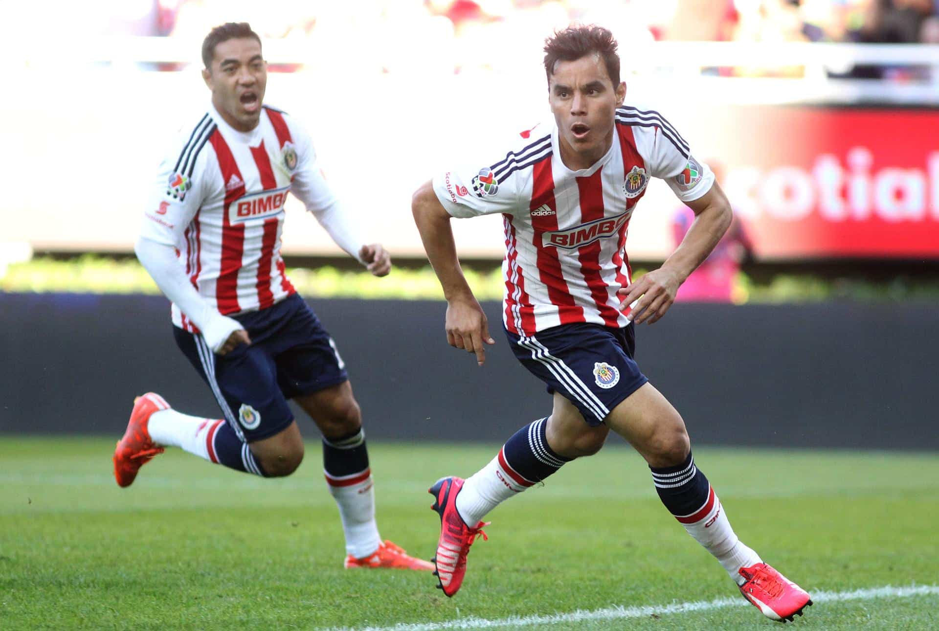 Fotografía de archivo donde aparece el exjugador de fútbol, Omar Bravo (d). EFE/Ulises Ruiz Basurto