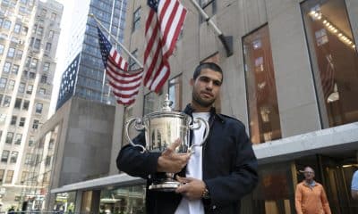 Carlos Alcaraz, posa junto al Rockefeller Center, en Nueva York, con el trofeo del Abierto de Estados Unidos, el 8 de septiembre de 2025. EFE/Ángel Colmenares