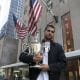 Carlos Alcaraz, posa junto al Rockefeller Center, en Nueva York, con el trofeo del Abierto de Estados Unidos, el 8 de septiembre de 2025. EFE/Ángel Colmenares