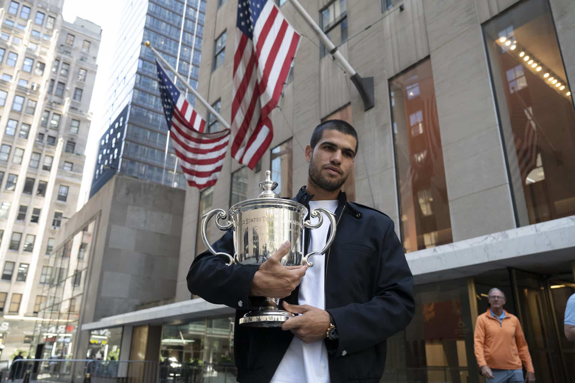 Carlos Alcaraz, posa junto al Rockefeller Center, en Nueva York, con el trofeo del Abierto de Estados Unidos, el 8 de septiembre de 2025. EFE/Ángel Colmenares