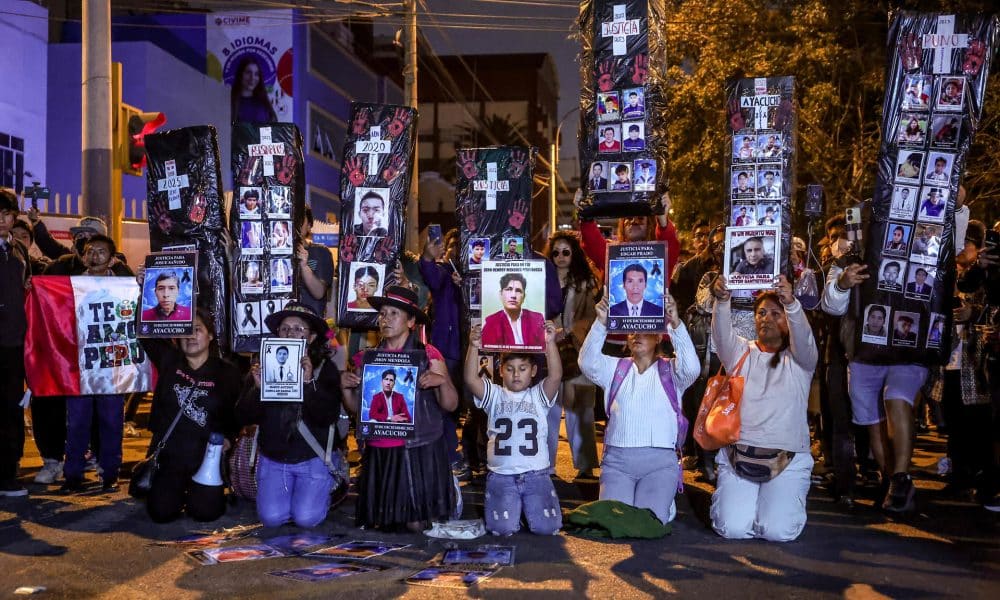 Varias personas sostienen imágenes de fallecidos en medio de diferentes protestas, en una manifestación convocada por la denominada Generación Z este 25 de octubre de 2025, en Lima (Perú). EFE/ STR