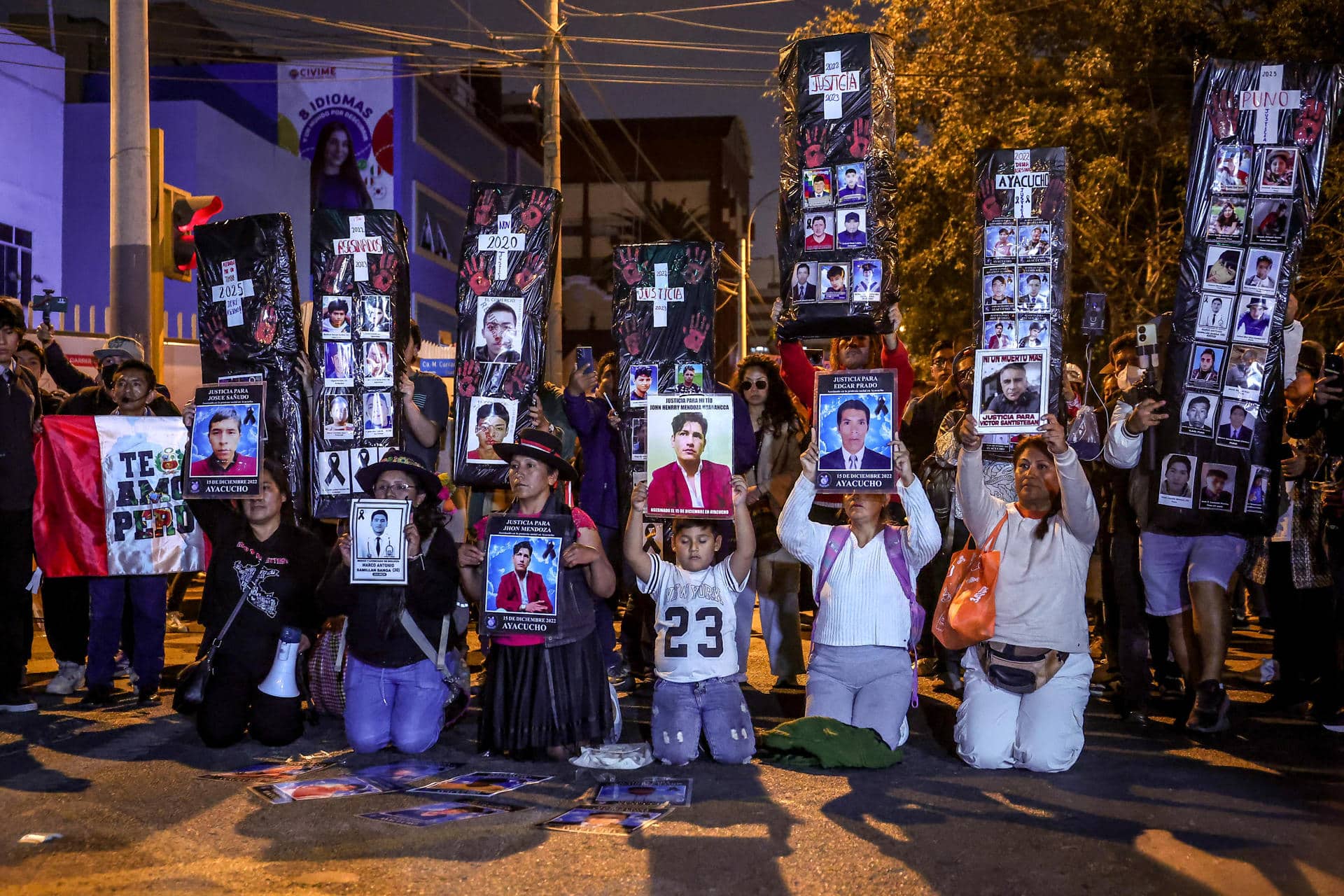 Varias personas sostienen imágenes de fallecidos en medio de diferentes protestas, en una manifestación convocada por la denominada Generación Z este 25 de octubre de 2025, en Lima (Perú). EFE/ STR