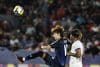 Yuto Ozeki (i) de Japón disputa el balón con Ilane Touré de Francia en un partido de octavos de final de la Copa Mundial Sub-20. EFE/Osvaldo Villarroel
