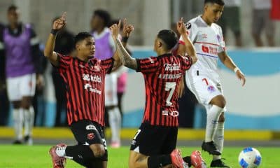Creichel Pérez (i) y Antony Hernández (d), de Alajuelense, celebran el triunfo en la Copa Centroamericana ante Olimpia en el estadio Nacional, en Tegucigalpa (Honduras). EFE/Gustavo Amador