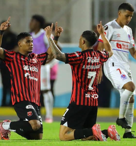Creichel Pérez (i) y Antony Hernández (d), de Alajuelense, celebran el triunfo en la Copa Centroamericana ante Olimpia en el estadio Nacional, en Tegucigalpa (Honduras). EFE/Gustavo Amador