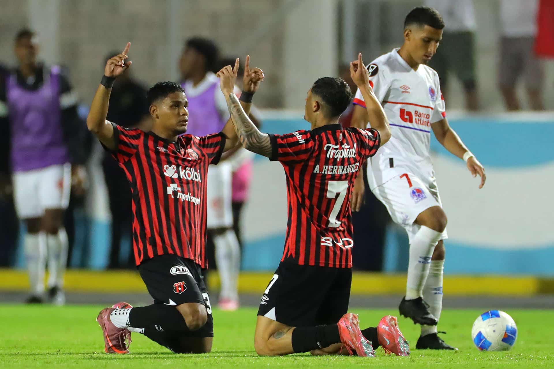 Creichel Pérez (i) y Antony Hernández (d), de Alajuelense, celebran el triunfo en la Copa Centroamericana ante Olimpia en el estadio Nacional, en Tegucigalpa (Honduras). EFE/Gustavo Amador
