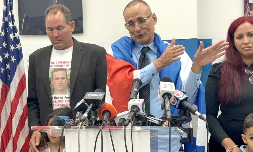 El disidente cubano José Daniel Ferrer (c), habla durante una rueda de prensa celebrada este 13 de octubre de 2025 en la Fundación Nacional Cubano Americana en Miami, Florida (EE.UU.). EFE/Antoni Belchi/MÁXIMA CALIDAD DISPONIBLE