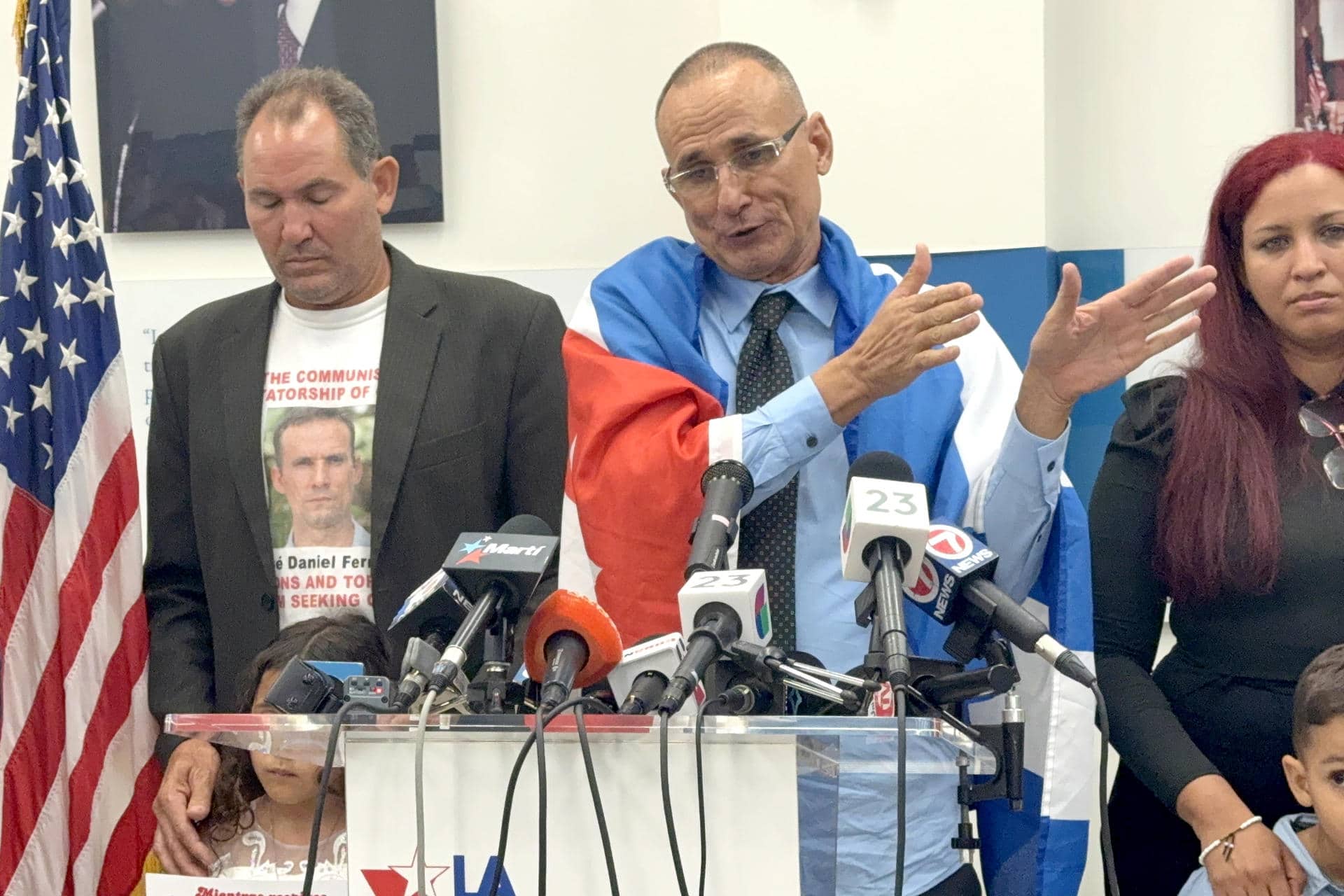 El disidente cubano José Daniel Ferrer (c), habla durante una rueda de prensa celebrada este 13 de octubre de 2025 en la Fundación Nacional Cubano Americana en Miami, Florida (EE.UU.). EFE/Antoni Belchi/MÁXIMA CALIDAD DISPONIBLE