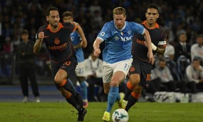 El jugador del Nápoles Kevin De Bruyne (d) en acción durante el partido de la Serie A sque han jugado SSC Napoli e Inter FC en Nápoles, Italia. EFE/EPA/CIRO FUSCO