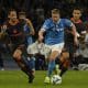 El jugador del Nápoles Kevin De Bruyne (d) en acción durante el partido de la Serie A sque han jugado SSC Napoli e Inter FC en Nápoles, Italia. EFE/EPA/CIRO FUSCO