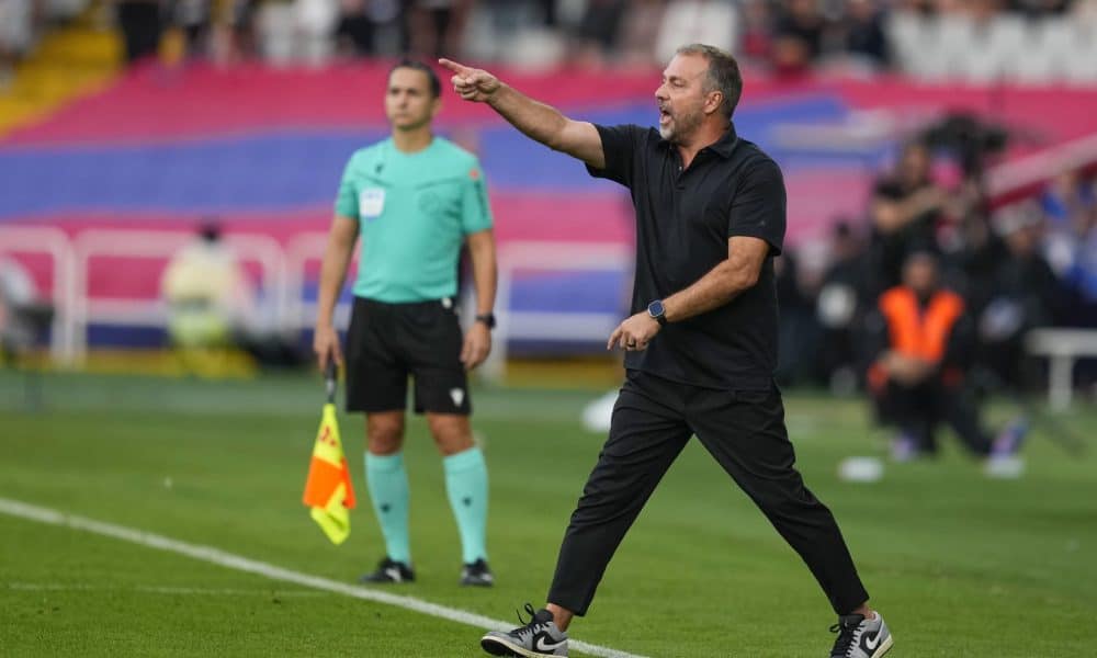 El entrenador del Barça, Hansi Flick, durante el partido de la jornada 9 de LaLiga EA Sports, entre el FC Barcelona y el Girona FC, en el estadio Olímpico de Montjuic, en Barcelona. EFE/ Alejandro Garcia