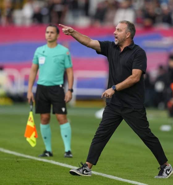 El entrenador del Barça, Hansi Flick, durante el partido de la jornada 9 de LaLiga EA Sports, entre el FC Barcelona y el Girona FC, en el estadio Olímpico de Montjuic, en Barcelona. EFE/ Alejandro Garcia