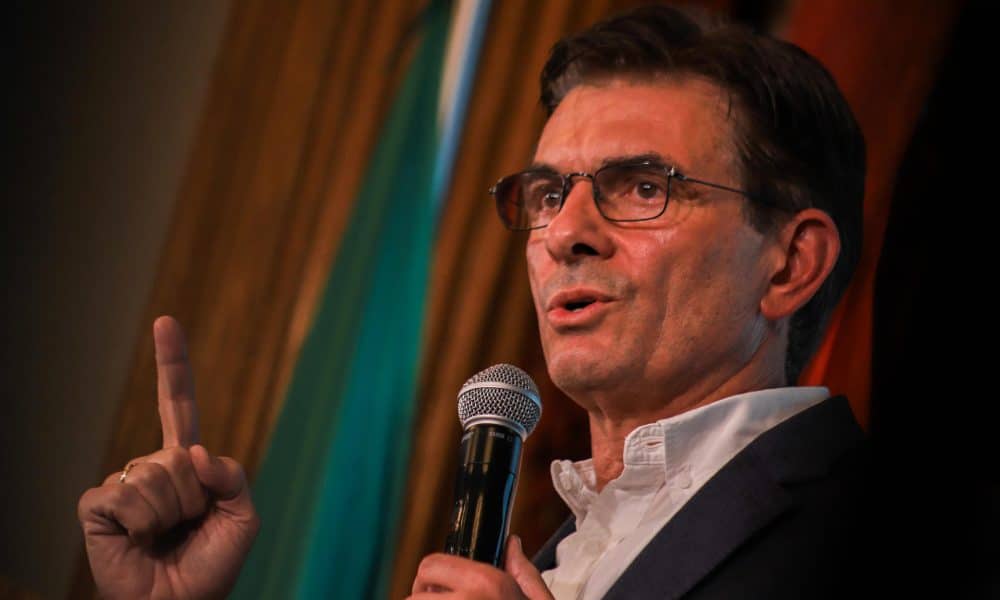 El senador centrista Rodrigo Paz Pereira pronuncia un discurso este domingo, en La Paz (Bolivia). EFE/ Gabriel Márquez