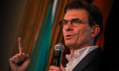 El senador centrista Rodrigo Paz Pereira pronuncia un discurso este domingo, en La Paz (Bolivia). EFE/ Gabriel Márquez