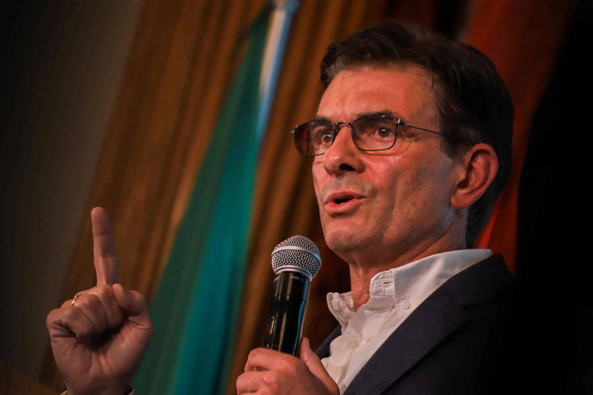 El senador centrista Rodrigo Paz Pereira pronuncia un discurso este domingo, en La Paz (Bolivia). EFE/ Gabriel Márquez