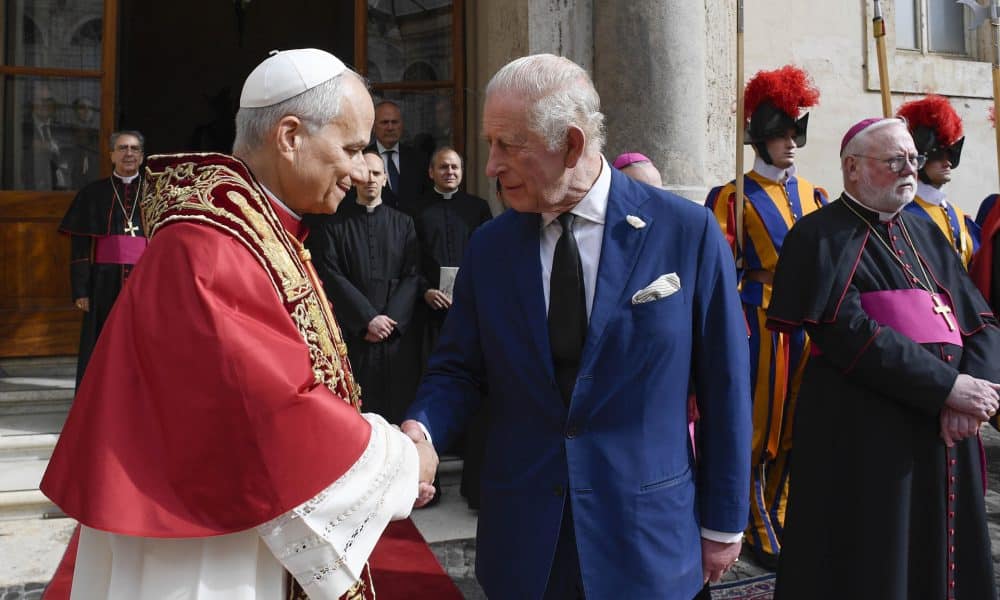 El papa León XIV (i) y el arzobispo de York, Stephen Cottrell, han presidido en la Capilla Sixtina en el Vaticano la oración ecuménica dedicada a la defensa del medio ambiente en la que participan los reyes de Reino Unido, Carlos III (c) y Camila, un evento histórico que se produce después de casi 500 años de la reforma anglicana. EFE/ Simone Risoluti/vatican Media SOLO USO EDITORIAL/SOLO DISPONIBLE PARA ILUSTRAR LA NOTICIA QUE ACOMPAÑA (CRÉDITO OBLIGATORIO)