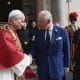 El papa León XIV (i) y el arzobispo de York, Stephen Cottrell, han presidido en la Capilla Sixtina en el Vaticano la oración ecuménica dedicada a la defensa del medio ambiente en la que participan los reyes de Reino Unido, Carlos III (c) y Camila, un evento histórico que se produce después de casi 500 años de la reforma anglicana. EFE/ Simone Risoluti/vatican Media SOLO USO EDITORIAL/SOLO DISPONIBLE PARA ILUSTRAR LA NOTICIA QUE ACOMPAÑA (CRÉDITO OBLIGATORIO)