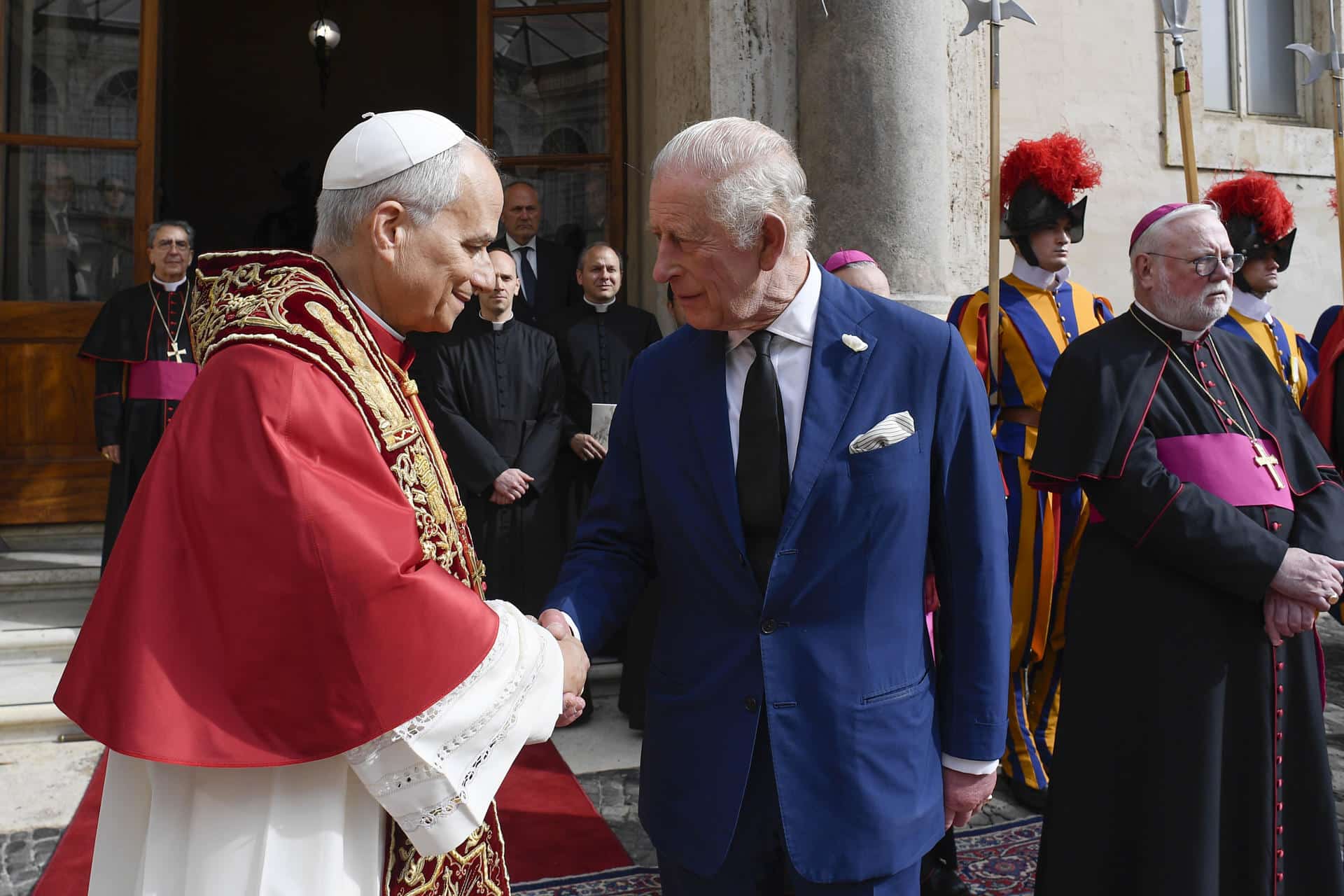 El papa León XIV (i) y el arzobispo de York, Stephen Cottrell, han presidido en la Capilla Sixtina en el Vaticano la oración ecuménica dedicada a la defensa del medio ambiente en la que participan los reyes de Reino Unido, Carlos III (c) y Camila, un evento histórico que se produce después de casi 500 años de la reforma anglicana. EFE/ Simone Risoluti/vatican Media SOLO USO EDITORIAL/SOLO DISPONIBLE PARA ILUSTRAR LA NOTICIA QUE ACOMPAÑA (CRÉDITO OBLIGATORIO)
