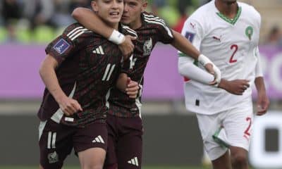 Gilberto Mora (i) es felicitado por su compañero Tahiel Jiménez (d) durante un partido de la fase de grupos del Mundial sub-20 contra Marruecos jugado el 2 de octubre pasado en el estadio Elías Figueroa Brander, de Valparaíso. EFE/Adriana Thomasa