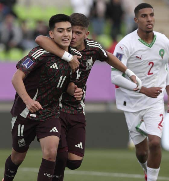 Gilberto Mora (i) es felicitado por su compañero Tahiel Jiménez (d) durante un partido de la fase de grupos del Mundial sub-20 contra Marruecos jugado el 2 de octubre pasado en el estadio Elías Figueroa Brander, de Valparaíso. EFE/Adriana Thomasa
