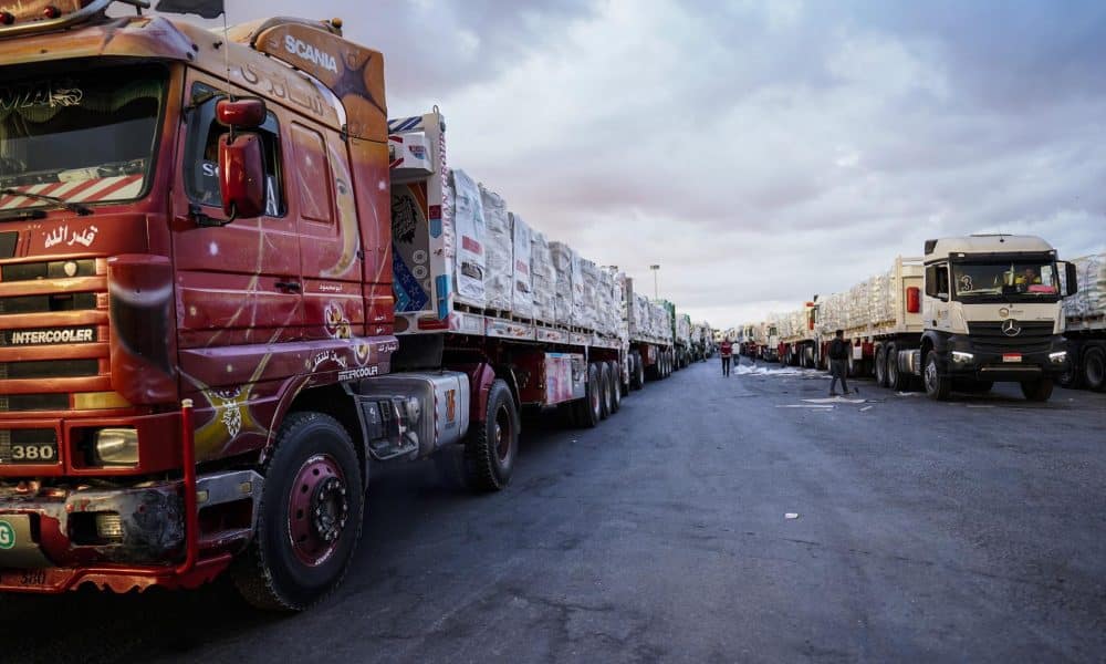 Camiones cargados con ayuda humanitaria esperan para salir hacia Gaza desde la parte egipcia del paso fronterizo de Rafah, entre Egipto y la franja de Gaza, este domingo. Israel y Hamás acordaron el 8 de octubre de 2025 firmar la primera fase de un marco de paz que permitirá la rápida liberación de todos los rehenes. EFE/ Stringer