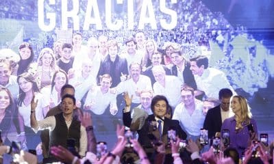 El presidente argentino, Javier Milei (c), al celebrar este domingo, 26 de octubre, el triunfo de su partido, La Libertad Avanza (LLA), en las elecciones legislativas de su país, en Buenos Aires (Argentina). EFE/Juan Ignacio Roncoroni