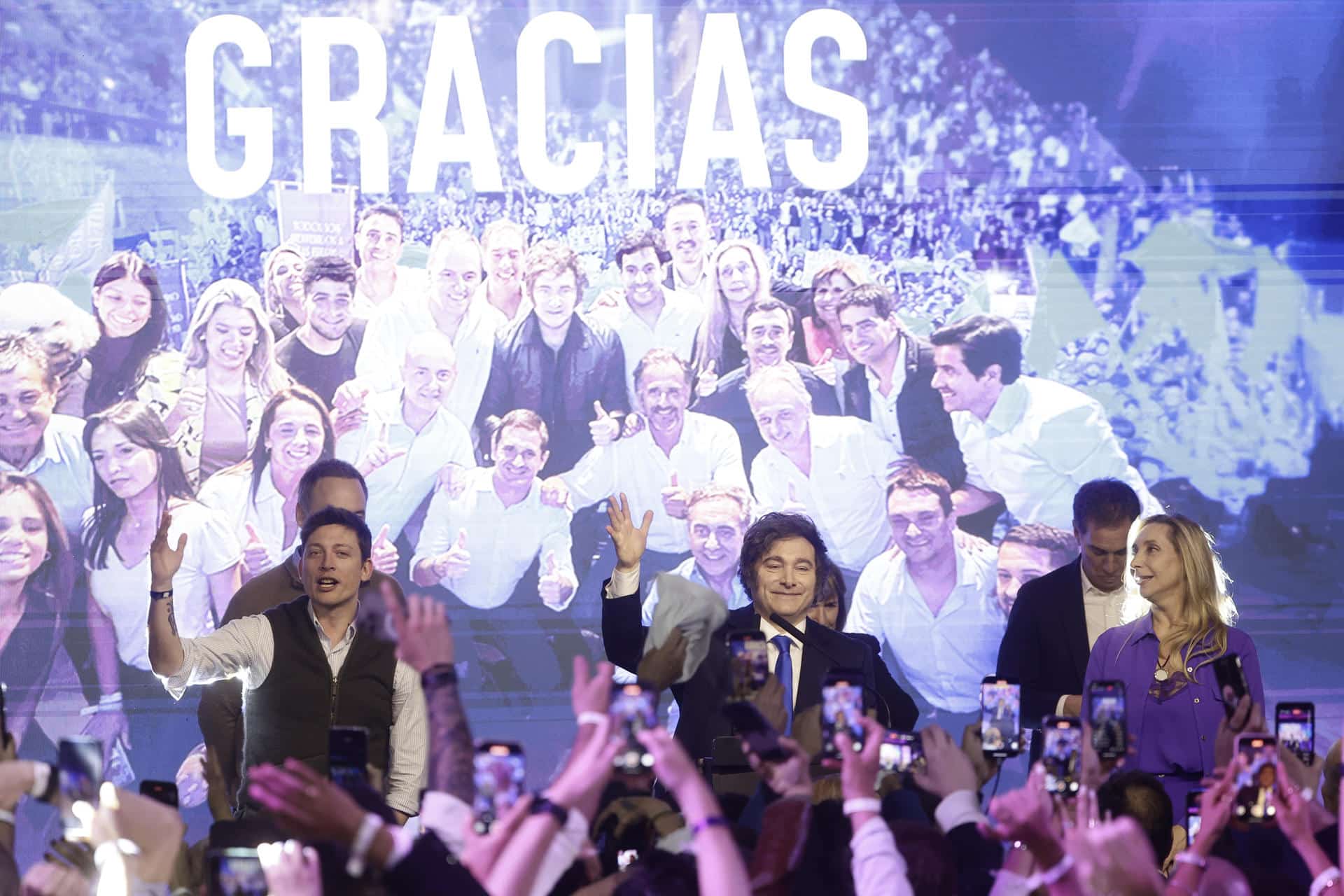 El presidente argentino, Javier Milei (c), al celebrar este domingo, 26 de octubre, el triunfo de su partido, La Libertad Avanza (LLA), en las elecciones legislativas de su país, en Buenos Aires (Argentina). EFE/Juan Ignacio Roncoroni