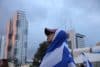 Israelíes celebran antes de la liberación programada de rehenes retenidos por Hamás, en la Plaza de Rehenes en Tel Aviv, Israel, el 13 de octubre de 2025. EFE/STRINGER

