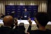 El luchador de sumo ucraniano Aonishiki posa para fotografías antes de una conferencia de prensa en el Club de Corresponsales Extranjeros de Japón en Tokio, EFE/EPA/FRANCK ROBICHON