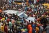 Los seguidores del candidato presidencial Issa Tchiroma Bakary, líder del Frente Nacional de Salvación de Camerún y exministro de empleo, rodean su coche durante un mitin de campaña en Yaoundé, Camerún, el 03 de octubre de 2025. Tchiroma es uno de los principales oponentes del presidente camerunés en ejercicio, Paul Biya, de 92 años, que busca un octavo mandato. 
 EFE/EPA/RODRIGUE NGASSI POUASSI
////////// YAOUNDE (Cameroon), 03/10/2025.- Supporters of presidential candidate Issa Tchiroma Bakary, leader of the Cameroon National Salvation Front and former employment minister, surround his car during a campaign rally in Yaounde, Cameroon, 03 October 2025. Tchiroma is one the main opposition challengers to incumbent Cameroonian President Paul Biya, 92, who is running for an eighth term. 12 contenders are running for the presidential elections to be held in Cameroon on 12 October 2025. (Elecciones, Camerún) EFE/EPA/RODRIGUE NGASSI POUASSI

