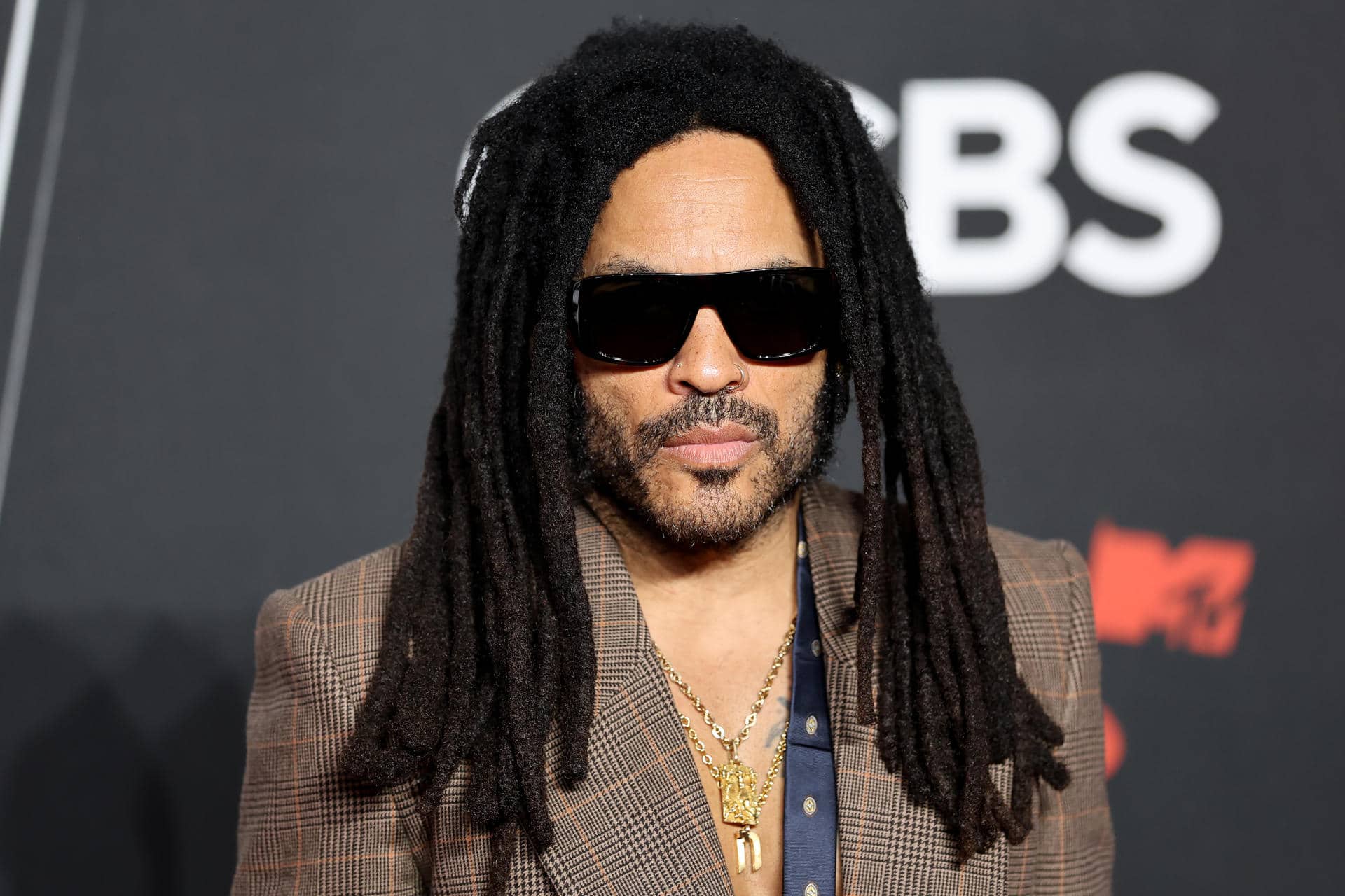 Fotografía de archivo del cantante estadounidense Lenny Kravitz posando durante la alfombra roja de los Premios MTV Video Music Awards (VMAs) en Nueva York (Estados Unidos). EFE/ Octavio Guzmán