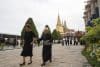 Bangkok (Thailand), 27/10/2025.- Thai mourners walk in line to pay respects and express gratitude to Queen Mother Sirikit following her death during a royal funeral rites at Grand Palace in Bangkok, Thailand, 27 October 2025. Thai Queen Mother Sirikit had died at the age of 93 on 24 October 2025 at King Chulalongkorn Memorial Hospital. The Queen Mother developed a bloodstream infection after being treated at the hospital since 07 September 2019, The Royal Household Bureau said. (Tailandia) EFE/EPA/RUNGROJ YONGRIT