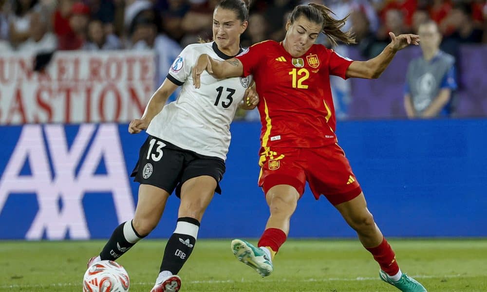 Sara Däbritz (i) pelea un balón con la centrocampista de España Patri Guijarro durante el partido de semifinales de la Eurocopa 2025 que Alemania y España disputaron el pasado 25 de julio en el estadio Letzigrund de Zúrich, en Suiza. EFE/Ana Escobar