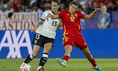 Sara Däbritz (i) pelea un balón con la centrocampista de España Patri Guijarro durante el partido de semifinales de la Eurocopa 2025 que Alemania y España disputaron el pasado 25 de julio en el estadio Letzigrund de Zúrich, en Suiza. EFE/Ana Escobar