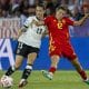 Sara Däbritz (i) pelea un balón con la centrocampista de España Patri Guijarro durante el partido de semifinales de la Eurocopa 2025 que Alemania y España disputaron el pasado 25 de julio en el estadio Letzigrund de Zúrich, en Suiza. EFE/Ana Escobar