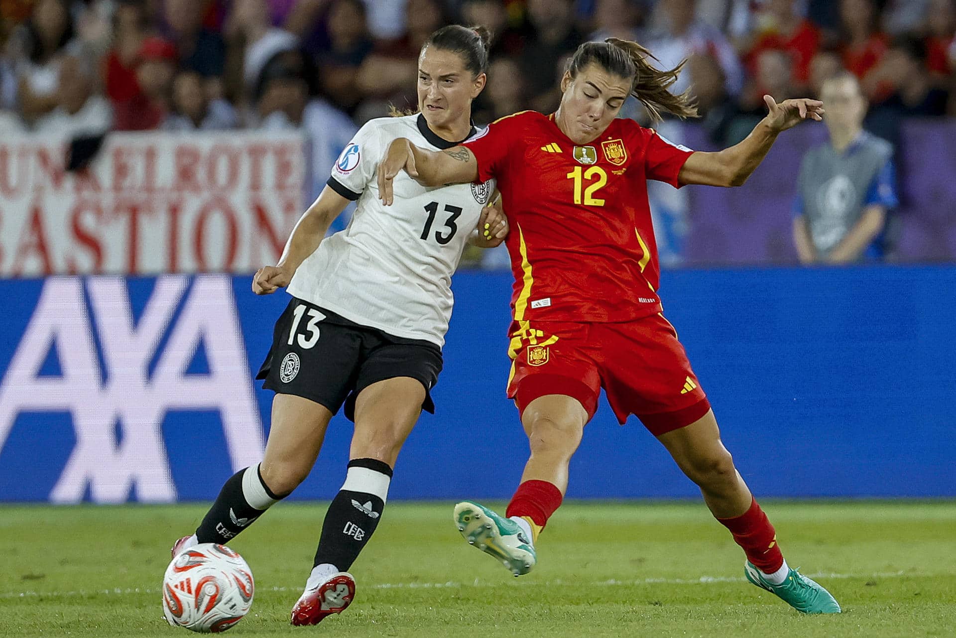 Sara Däbritz (i) pelea un balón con la centrocampista de España Patri Guijarro durante el partido de semifinales de la Eurocopa 2025 que Alemania y España disputaron el pasado 25 de julio en el estadio Letzigrund de Zúrich, en Suiza. EFE/Ana Escobar