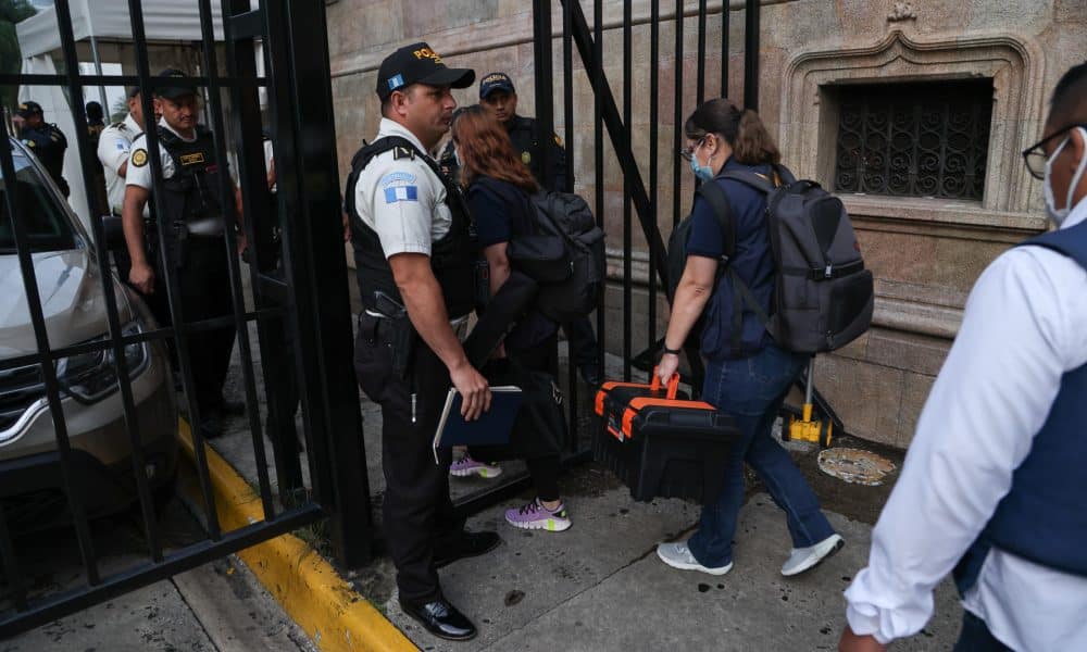 Integrantes de La Fiscalía ingresan en un allanamiento al Ministerio de Gobernación (Interior) este viernes, en Ciudad de Guatemala (Guatemala). EFE/ Mariano Macz
