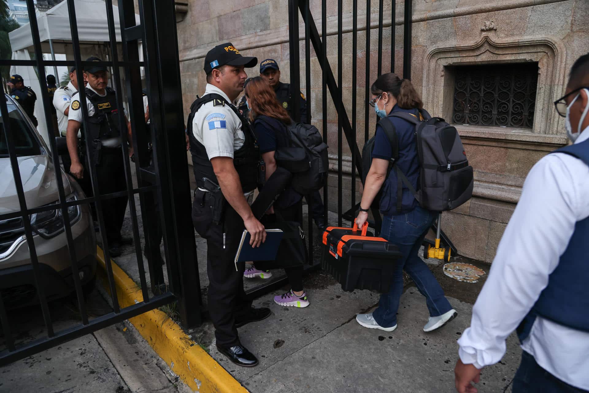 Integrantes de La Fiscalía ingresan en un allanamiento al Ministerio de Gobernación (Interior) este viernes, en Ciudad de Guatemala (Guatemala). EFE/ Mariano Macz