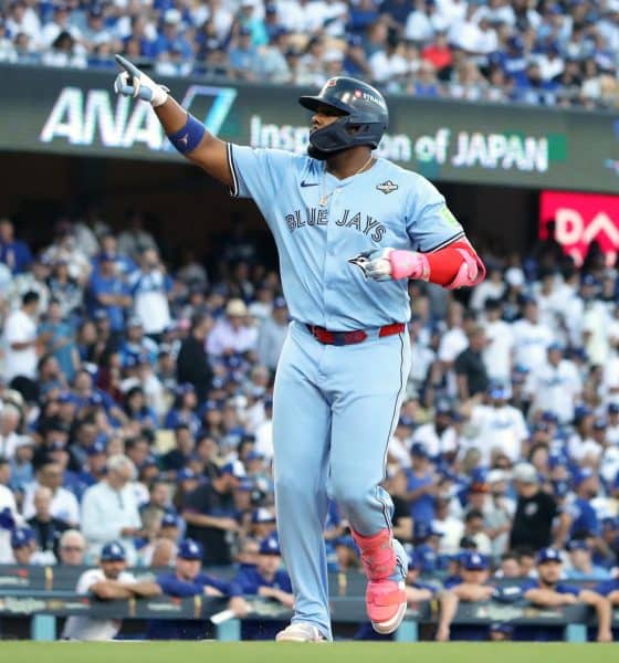 Vladimir Guerrero Jr. de los Azulejos de Toronto Jays señala hacia las gradas después de conectar un jonrón en solitario contra el lanzador de los Dodgers de Los Ángeles Blake Snell durante la primera entrada del quinto juego de la Serie Mundial de la MLB. EFE/EPA/CAROLINE BREHMAN
 
//////////
 
LOS ANGELES (United States), 30/10/2025.- Toronto Blue Jays Vladimir Guerrero Jr. points into the stands after hitting a solo home run off Los Angeles Dodgers pitcher Blake Snell during the first inning of the MLB World Series game five between the Toronto Blue Jays and the Los Angeles Dodgers in Los Angeles, California, USA, 29 October 2025. EFE/EPA/CAROLINE BREHMAN