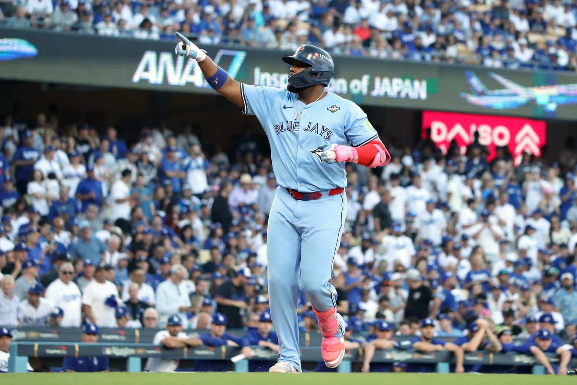 Vladimir Guerrero Jr. de los Azulejos de Toronto Jays señala hacia las gradas después de conectar un jonrón en solitario contra el lanzador de los Dodgers de Los Ángeles Blake Snell durante la primera entrada del quinto juego de la Serie Mundial de la MLB. EFE/EPA/CAROLINE BREHMAN
 
//////////
 
LOS ANGELES (United States), 30/10/2025.- Toronto Blue Jays Vladimir Guerrero Jr. points into the stands after hitting a solo home run off Los Angeles Dodgers pitcher Blake Snell during the first inning of the MLB World Series game five between the Toronto Blue Jays and the Los Angeles Dodgers in Los Angeles, California, USA, 29 October 2025. EFE/EPA/CAROLINE BREHMAN