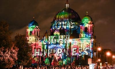 La Catedral de Berlín está iluminada durante el Festival de la Luz en Berlín, Alemania, 08 de octubre de 2025. Los edificios y monumentos en la capital alemana se proyectarán con instalaciones de luz y proyecciones en 3D durante el festival que se celebra bajo el lema 'Celebrando la Libertad'. Las instalaciones de luz y el arte en video se mostrarán en alrededor de 50 ubicaciones en Berlín del 08 al 15 de octubre de 2025. (Alemania) EFE/EPA/FILIP SINGER