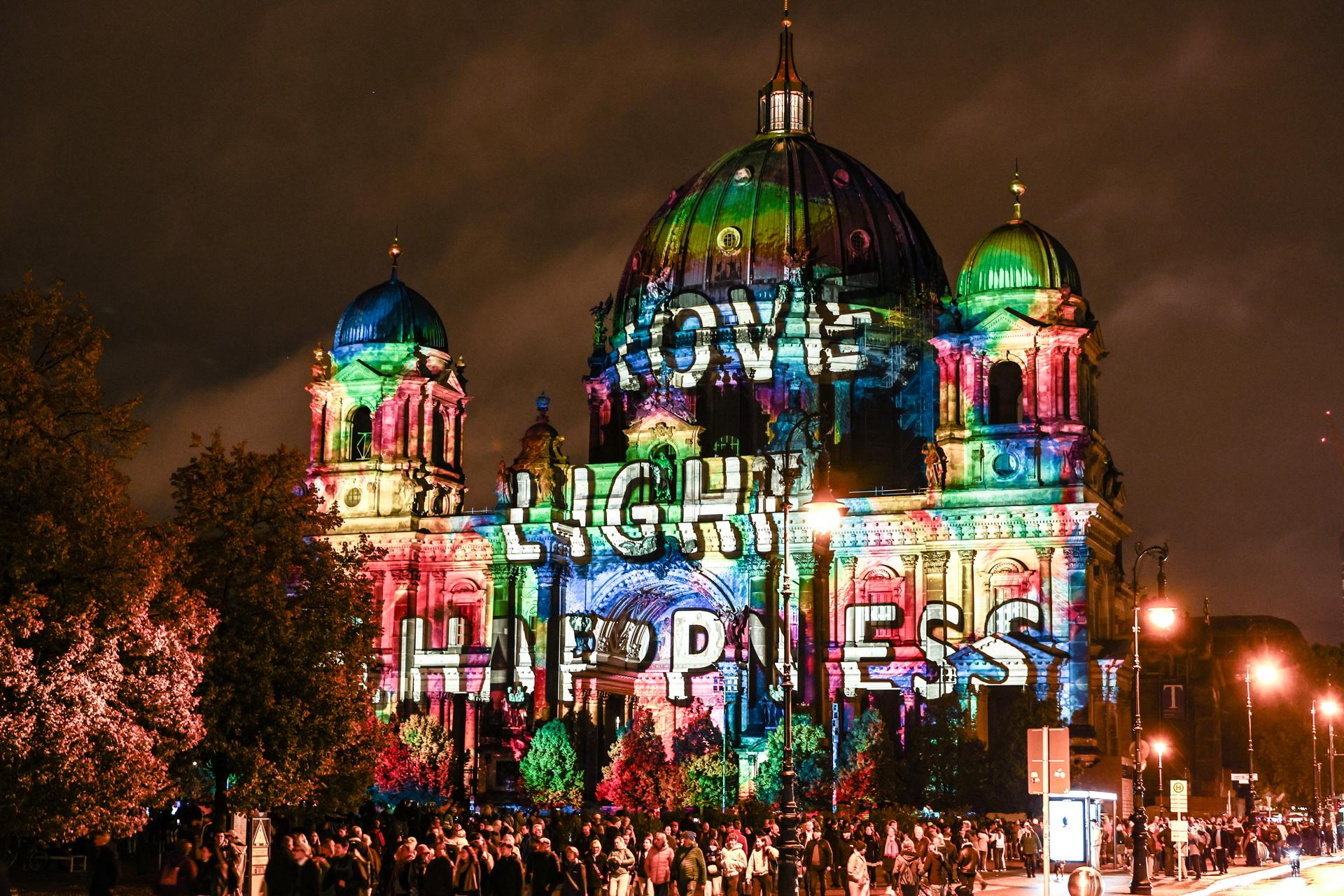 La Catedral de Berlín está iluminada durante el Festival de la Luz en Berlín, Alemania, 08 de octubre de 2025. Los edificios y monumentos en la capital alemana se proyectarán con instalaciones de luz y proyecciones en 3D durante el festival que se celebra bajo el lema 'Celebrando la Libertad'. Las instalaciones de luz y el arte en video se mostrarán en alrededor de 50 ubicaciones en Berlín del 08 al 15 de octubre de 2025. (Alemania) EFE/EPA/FILIP SINGER