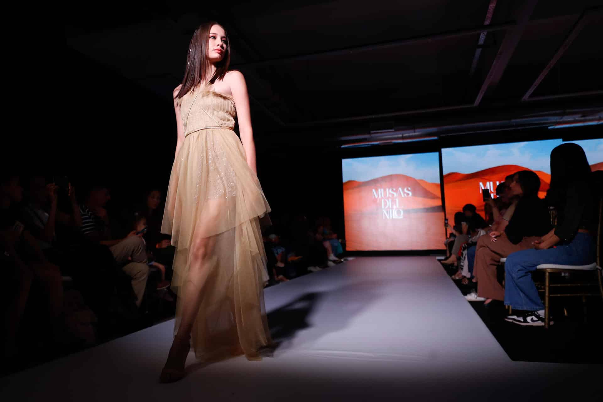 Una modelo fue captada este viernes, 10 de octubre, al lucir un diseño de los estudiantes del Instituto de Alta Costura Diseño y Moda, durante un desfile del Asunción Fashion Week 2025, en Asunción (Paraguay). EFE/Juan Pablo Pino