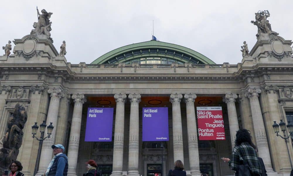 Vista este miércoles, de una nueva edición de la feria internacional Art Basel París. Cerrado al público el mes pasado, el Centro Pompidou de París se vistió este miércoles de colores pirotécnicos, en un espectáculo concebido con inteligencia artificial (IA) por el artista chino Cai Guo-Qiang para abrir los actos de su despedida y el inicio de las obras previstas hasta 2030. Fue el punto de partida de una serie de actividades organizadas en el icónico edificio inaugurado en 1977 según los planos de Renzo Piano y Richard Rogers, que han tomado como excusa la celebración de la feria Art-Basel en la capital francesa y que se extenderán todo el fin de semana. EFE/ Edgar Sapiña Manchado