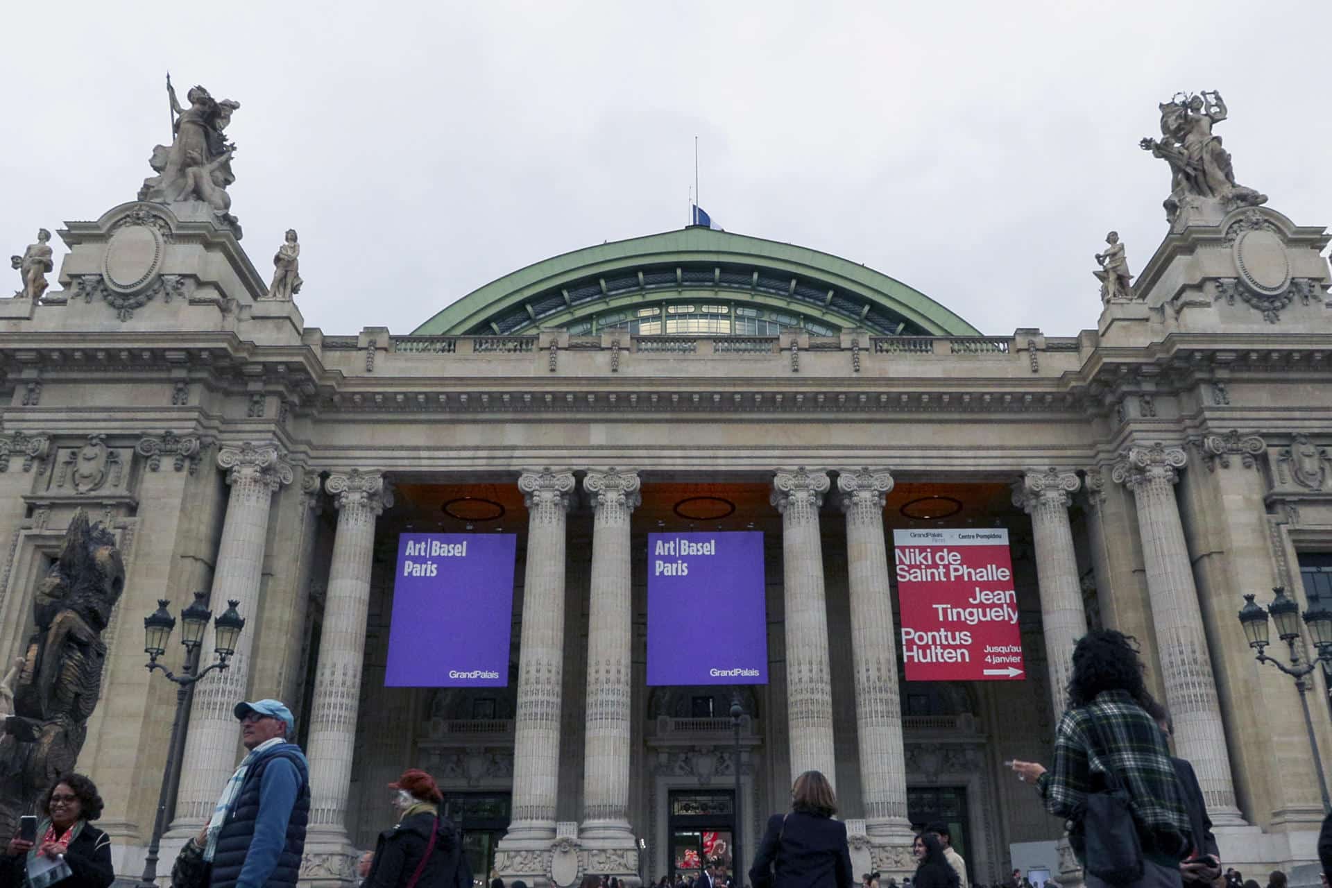 Vista este miércoles, de una nueva edición de la feria internacional Art Basel París. Cerrado al público el mes pasado, el Centro Pompidou de París se vistió este miércoles de colores pirotécnicos, en un espectáculo concebido con inteligencia artificial (IA) por el artista chino Cai Guo-Qiang para abrir los actos de su despedida y el inicio de las obras previstas hasta 2030. Fue el punto de partida de una serie de actividades organizadas en el icónico edificio inaugurado en 1977 según los planos de Renzo Piano y Richard Rogers, que han tomado como excusa la celebración de la feria Art-Basel en la capital francesa y que se extenderán todo el fin de semana. EFE/ Edgar Sapiña Manchado