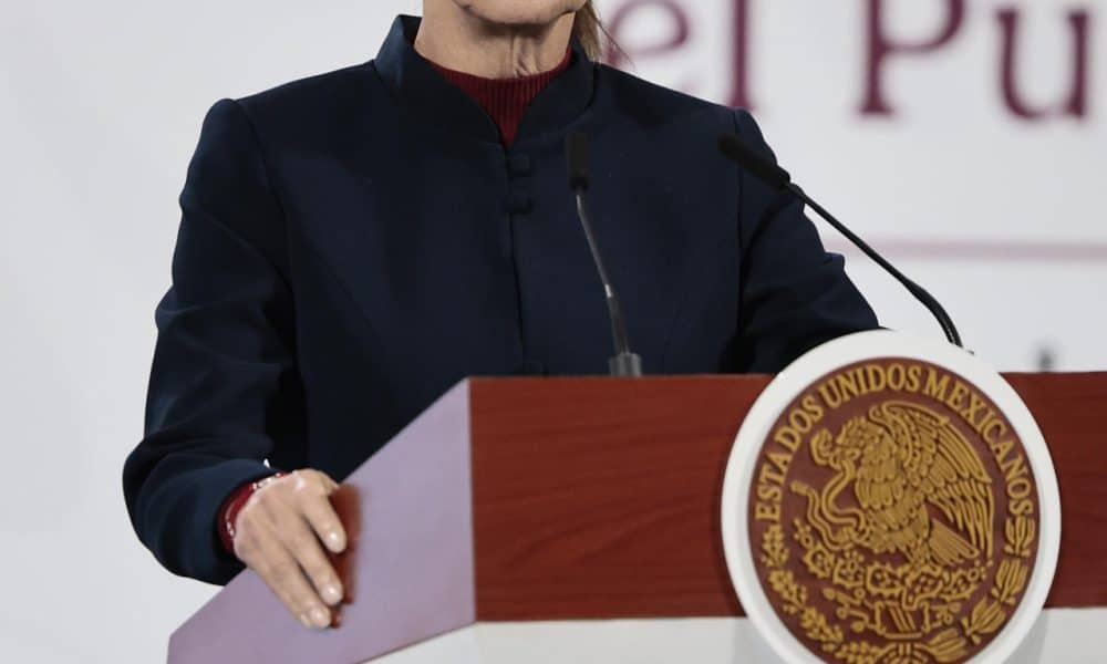 La presidenta de México, Claudia Sheinbaum, habla durante su rueda de prensa diaria este martes, en Palacio Nacional de la Ciudad de México (México). EFE/José Méndez