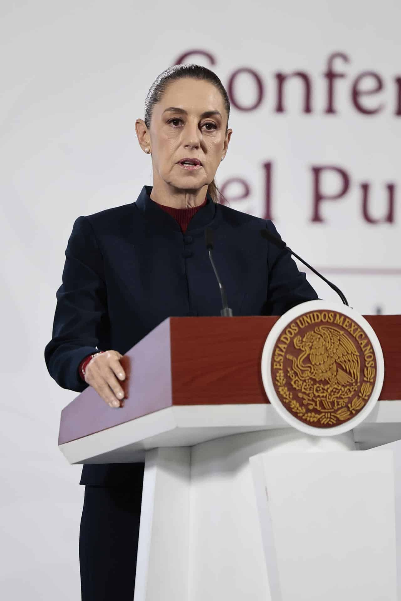 La presidenta de México, Claudia Sheinbaum, habla durante su rueda de prensa diaria este martes, en Palacio Nacional de la Ciudad de México (México). EFE/José Méndez