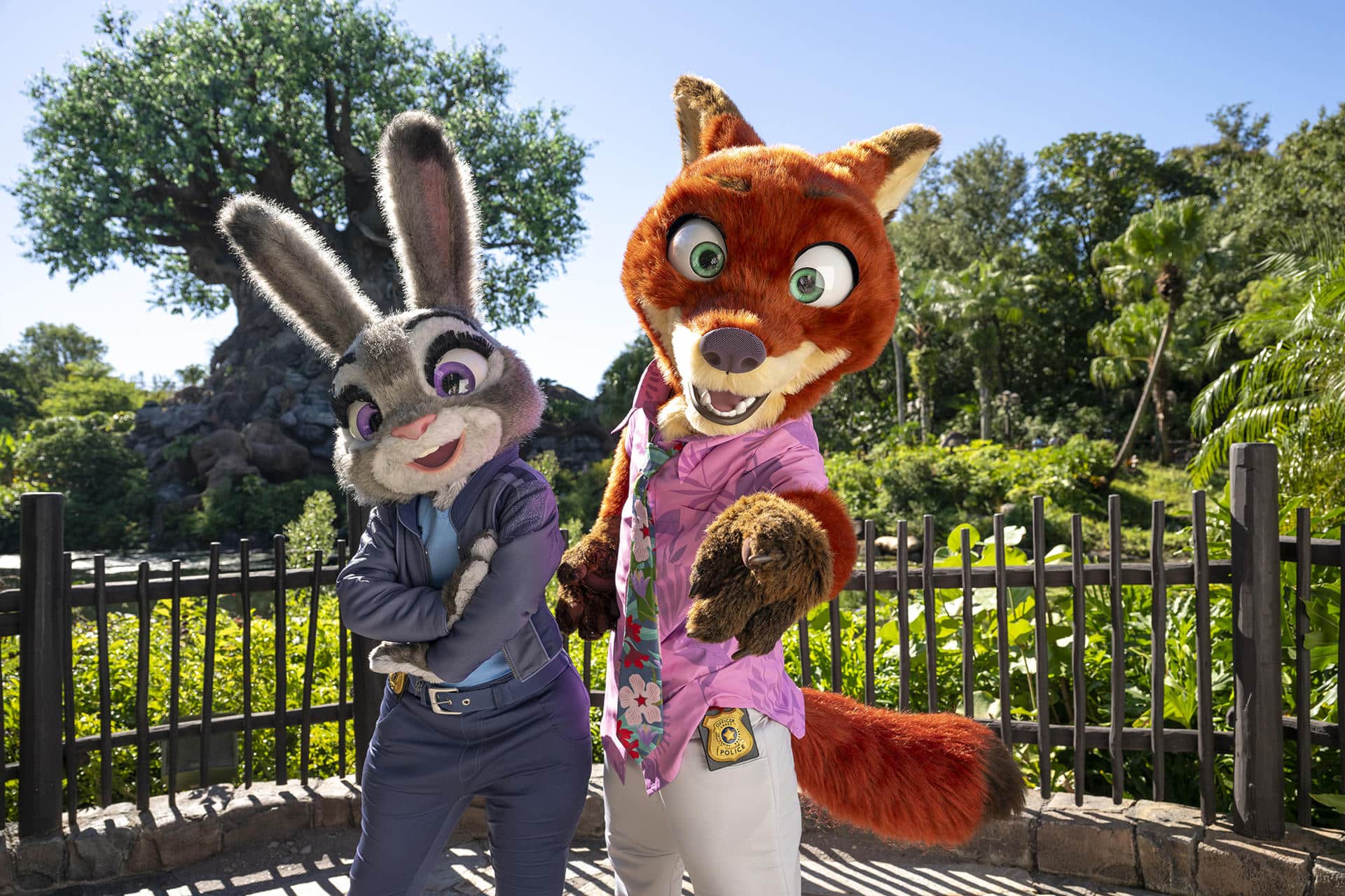 Fotografía cedida por Disney donde aparecen los personajes Judy Hopps (i) y Nick Wilde estrenando sus nuevos looks inspirados en la película 'Zootopia 2' de Walt Disney Studios que se verán en el parque temático Animal Kingdom en Walt Disney World Resort, Florida (EE.UU.). EFE/ Amy Smith /Disney/ SOLO USO EDITORIAL/NO VENTAS/SOLO DISPONIBLE PARA ILUSTRAR LA NOTICIA QUE ACOMPAÑA (CRÉDITO OBLIGATORIO)